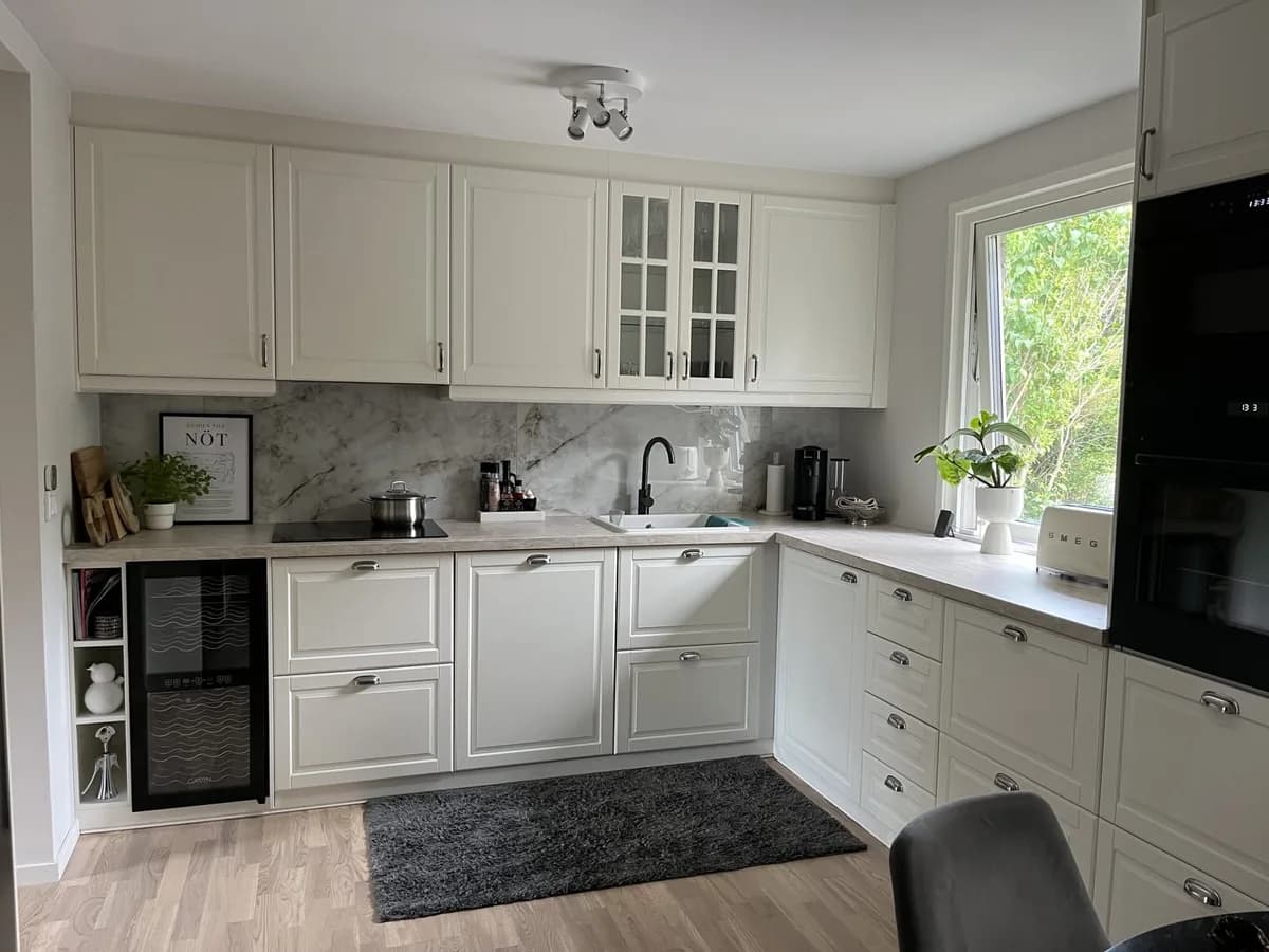 Färdigställd köksrenovering med måttanpassad inredning av AV Byggteam AB